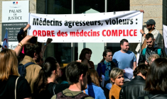 Des manifestants, devant le palais de justice de Vannes le 19 mai 2025 où se tenait le procès du chirurgien pédocriminel Joël Le Scouarnec, mettent en cause l'ordre des médecins ( AFP / Damien MEYER )
