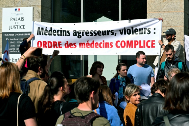Des manifestants, devant le palais de justice de Vannes le 19 mai 2025 où se tenait le procès du chirurgien pédocriminel Joël Le Scouarnec, mettent en cause l'ordre des médecins ( AFP / Damien MEYER )