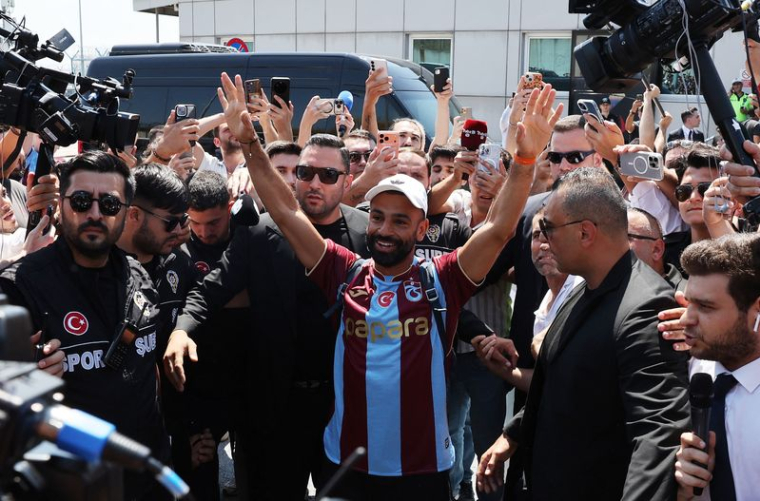 Mohamed Salah à son arrivée en Turquie, pour signer avec le Trabzonspor