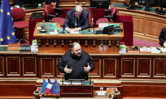 Ruslan Stefanchouk (C) s'exprime devant les sénateurs français, avec en arrière plan le président de la chambre haute Gérard Larcher, à Paris le 18 juin 2025  ( AFP / Thibaud MORITZ )