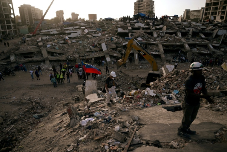 Recherche de corps de victimes du double séisme à Caraballeda, au Venezuela, le 24 juillet 2026 ( AFP / Juan BARRETO )