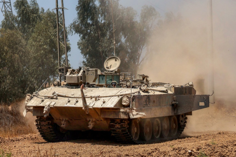 Un blindé israélien le long de la barrière entre Israël et la bande de Gaza, le 5 juin 2025 ( AFP / Jack GUEZ )