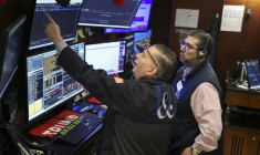 Des opérateurs à la Bourse de New York, le 18 mars 2026 ( AFP / ANGELA WEISS )