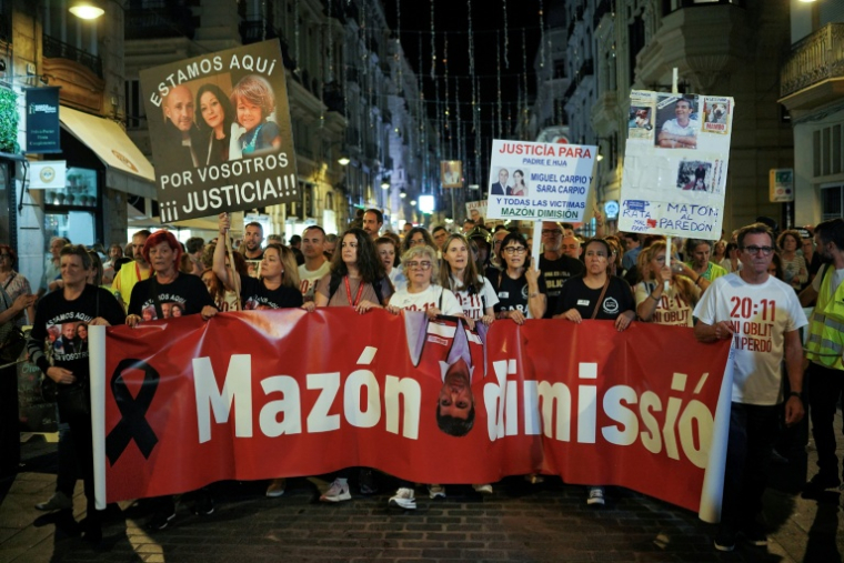 Manifestation à Valence, en Espagne, le 25 octobre 2025 pour demander justice et réclamer la démission du président de la région Carlos Mazón ( AFP / Manaure Quintero )