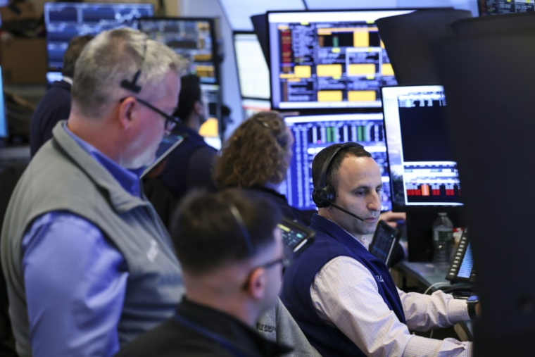 Des opérateurs à la Bourse de New York, le 27 mai 2026 ( AFP / ANGELA WEISS )