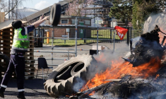 Des travailleurs manifestent contre la fermeture des activités sucrières dans une usine à Escaudoeuvres