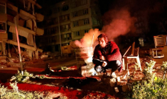 Un homme près des bâtiments endommagés après un tremblement de terre à Antakya, en Turquie