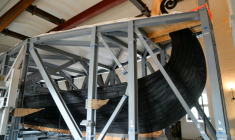 L'Oseberg, embarcation viking vieille de 1.200 ans, lors de la préparation de son transfert dans une annexe spécialement construite du Musée de l'Age viking d'Oslo, le 1er septembre 2025 ( NTB / Fredrik Varfjell )