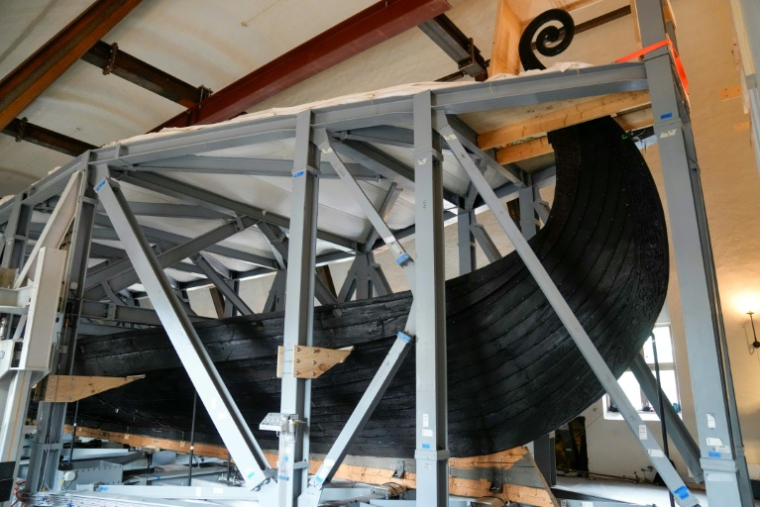 L'Oseberg, embarcation viking vieille de 1.200 ans, lors de la préparation de son transfert dans une annexe spécialement construite du Musée de l'Age viking d'Oslo, le 1er septembre 2025 ( NTB / Fredrik Varfjell )