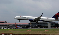 Un Boeing 757 de la compagnie Delta atterrit à l'aéroport Juan Santamaria d'Alajuela
