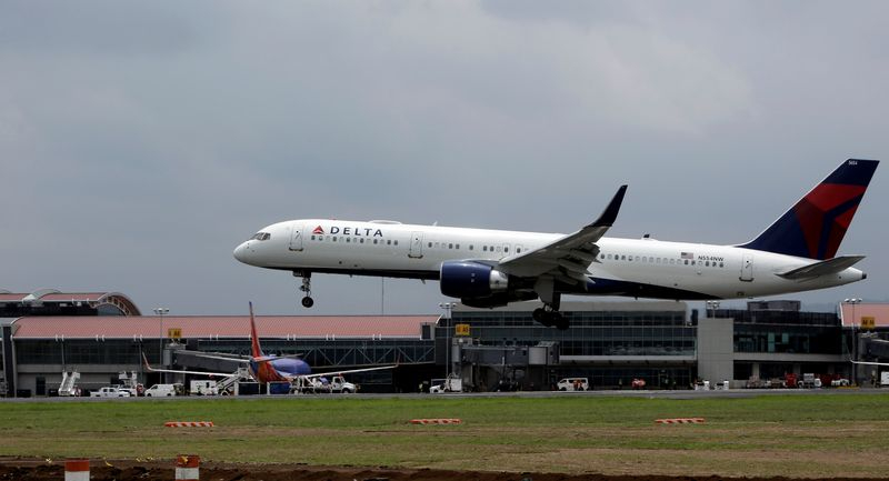 Un Boeing 757 de la compagnie Delta atterrit à l'aéroport Juan Santamaria d'Alajuela