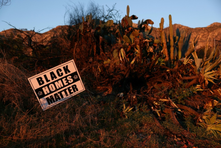 Un panneau "Black Homes Matter" ("Les maisons des Noirs comptent"), planté sur un terrain vacant à Altadena, le 29 décembre 2025 ( AFP / Patrick T. Fallon )