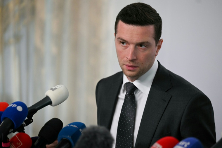 Le chef du Rassemblement national Jordan Bardella s'exprime lors d'une conférence de presse à Bruxelles le 11 juin 2026  ( AFP / NICOLAS TUCAT )