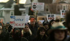 Manifestation contre les services de l'immigration le 7 janvier 2026 à Minneapolis, aux Etats-Unis, après qu'une mère de famille a été abattue par un agent ( AFP / Kerem YUCEL )