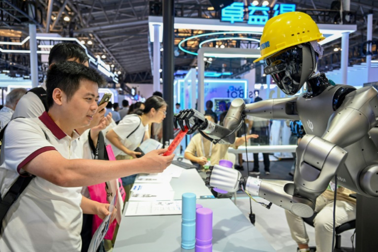 Des visiteurs interagissent avec un robot lors de la World AI Conference (WAIC), le 26 juillet 2025 à Shanghai    ( AFP / - )
