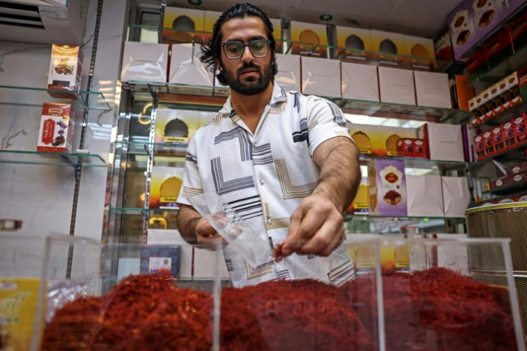 Un vendeur de safran iranien, Yassir, travaille dans la boutique du vieux Dubaï, le 2 septembre 2026 ( AFP / FADEL SENNA )