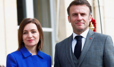 Le président français Emmanuel Macron et la présidente de la Moldavie Maia Sandu avant au palais de l'Élysée à Paris