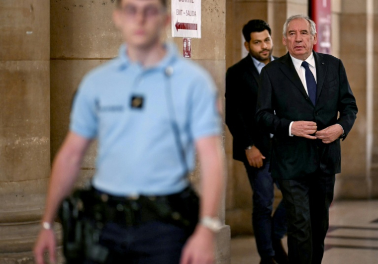 Le président du Modem François Bayrou arrive au tribunal de Paris pour le procès en appel de détournement de fonds publics au préjudice du Parlement européen, le 9 septembre 2026 ( AFP / LOU BENOIST )
