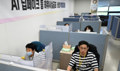 Des employés à la recherche de contenus générés par intelligence artificielle sur les réseaux sociaux lors des campagnes électorales, au siège de la Commission nationale électorale (NEC) à Gwacheon, en Corée du Sud, le 16 avril 2026  ( AFP / Jung Yeon-je )