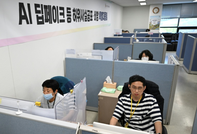 Des employés à la recherche de contenus générés par intelligence artificielle sur les réseaux sociaux lors des campagnes électorales, au siège de la Commission nationale électorale (NEC) à Gwacheon, en Corée du Sud, le 16 avril 2026  ( AFP / Jung Yeon-je )