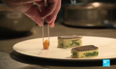 Le chef Éric Pras derrière les fourneaux pour un plat de fête aux saveurs étoilées