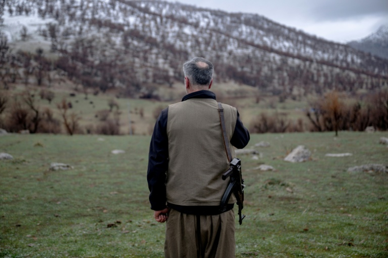 Un combattant kurde du Parti pour une vie libre au Kurdistan (PJAK), faction armée kurde iranienne, armé d'un fusil près de la frontière irako-iranienne, dans la région autonome du Kurdistan irakien, le 8 mars 2026 ( AFP / - )