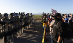 La garde nationale californienne face à des manifestants après une descente de la police de l'immigration près de Los Angeles, le 10 juillet 2025 ( AFP / BLAKE FAGAN )