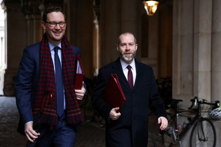 Le secrétaire en chef du Trésor britannique Darren Jones (gauche) et le secrétaire d'État britannique au Commerce et aux Affaires Jonathan Reynolds