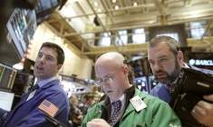 Des traders travaillent sur le parquet de la Bourse de New York