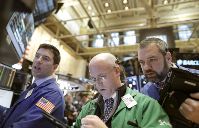 Des traders travaillent sur le parquet de la Bourse de New York