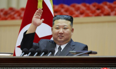 Cette photo prise entre les 22 et 23 octobre 2026, diffusée par l'Agence centrale de presse coréenne (KCNA), organe officiel de la Corée du Nord, le 24 octobre 2026, montre le dirigeant nord-coréen Kim Jong Un assistant à la troisième réunion des commandants d'unités de l'Armée populaire de Corée au gymnase de Pyongyang ( KCNA VIA KNS / STR )