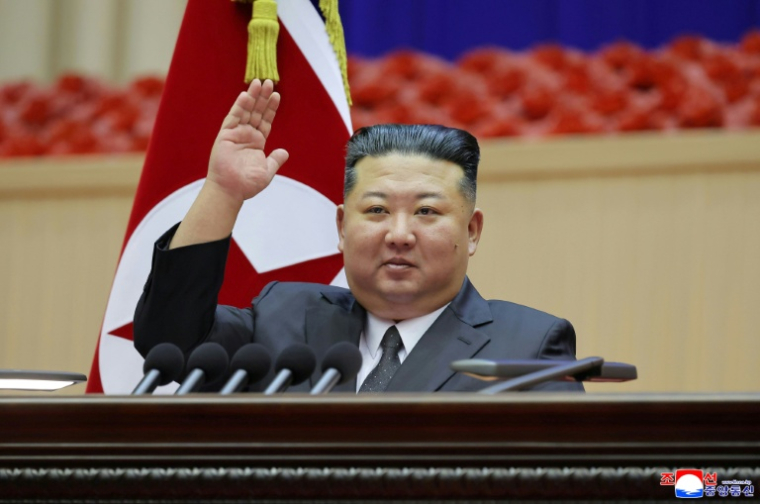 Cette photo, prise entre le 22 et le 23 octobre 2026 et diffusée le 24 octobre 2026 par l'agence de presse officielle nord-coréenne KCNA montre le dirigeant nord-coréen Kim Jong-un lors d'une réunion de commandants de compagnie à Pyongyang ( KCNA VIA KNS / STR )