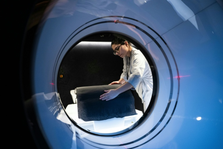 Une technicienne en radiologie médicale, travaille dans la salle de "tomographie volumique à faisceau conique" (CBCT) du centre médical Zoï, une start-up proposant des bilans de santé personnalisés à Paris, le 24 février 2026 ( AFP / Anna KURTH )