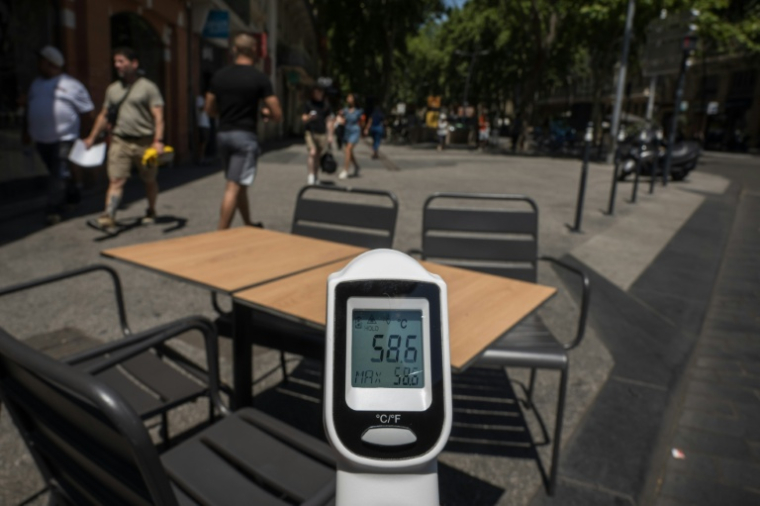 Un thermomètre affiche une température de 58,6°C sur la table d'un café à Toulouse, le 23 juin 2026 lors d'un épisode de canicule en France et en Europe ( AFP / Ed JONES )