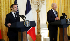 Le président français Emmanuel Macron et le président américain Joe Biden tiennent une conférence de presse conjointe à la Maison Blanche
