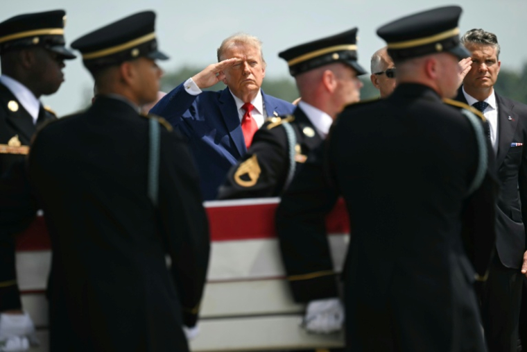 Le président américain Donald Trump assiste à l'arrivée du cercueil d'un soldat tué dans les opérations au Moyen-Orient, sur la base aérienne de Dover, le 22 juillet 2026 dans le Delaware ( AFP / SAUL LOEB )