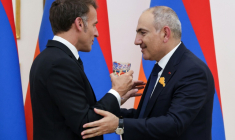Le président français Emmanuel Macron et le Premier ministre arménien Nikol Pachinian assistent à un dîner d’État en l’honneur du dirigeant français au palais présidentiel d’Erevan, le 4 mai 2026 ( AFP / Ludovic MARIN )