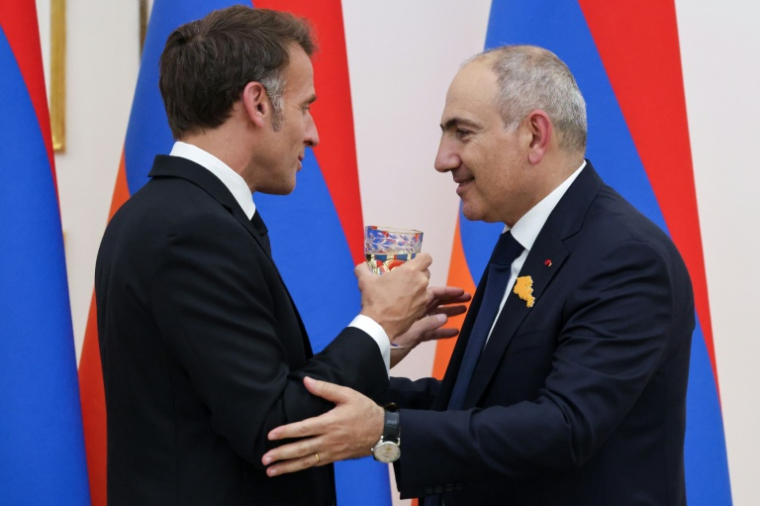 Le président français Emmanuel Macron et le Premier ministre arménien Nikol Pachinian assistent à un dîner d’État en l’honneur du dirigeant français au palais présidentiel d’Erevan, le 4 mai 2026 ( AFP / Ludovic MARIN )