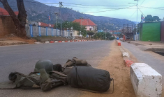 Un gilet pare-balles portant un écusson avec le drapeau de la République démocratique du Congo (RDC) et un casque abandonnés dans une rue d'Uvira le 11 décembre 2025 ( AFP / - )
