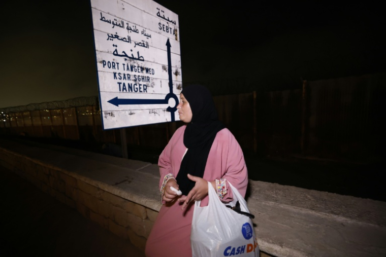 Une Marocaine attend des nouvelles d'un proche ayant traversé la frontière vers l'enclave espagnole de Ceuta, près de Fnideq, le 1er août 2026 ( AFP / Abdel Majid BZIOUAT )