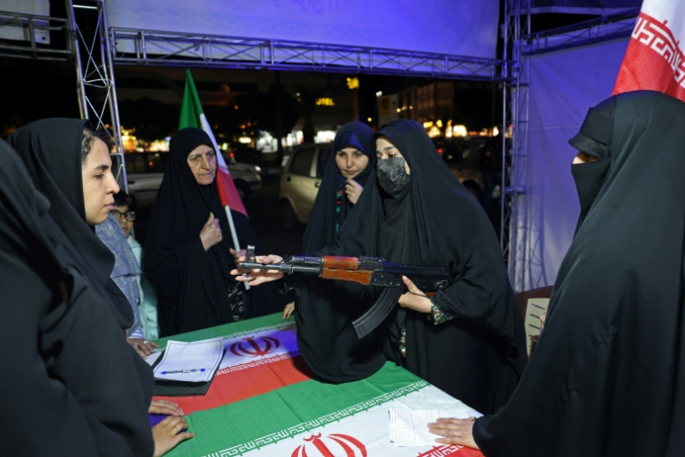 Des femmes apprennent le maniement des armes à feu sur un stand de la place Hafte Tir, à Téhéran, le 17 mai ( AFP / - )