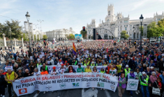 Des milliers de manifestants défilent dans le centre de Madrid pour défendre les retraites publiques, le 24 octobre 2026 ( AFP / Oscar DEL POZO )
