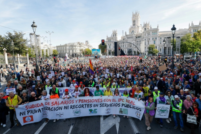 Des milliers de manifestants défilent dans le centre de Madrid pour défendre les retraites publiques, le 24 octobre 2026 ( AFP / Oscar DEL POZO )