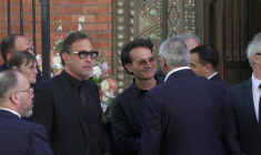 Des célébrités arrivent aux obsèques de l'actrice Nadia Farès