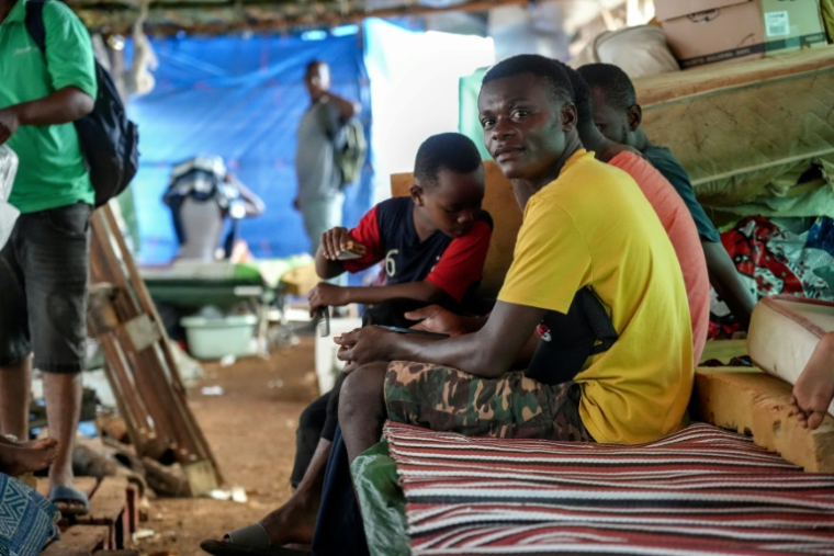 Des migrants africains dans le camp de Tsoundzou 2, à Mamoudzou, sur l'île française de Mayotte  ( AFP / Marine GACHET )