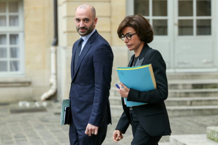 Le ministre délégué chargé de l'Europe Benjamin Haddad et la ministre de la Culture Rachida Dati quittent l'hôtel Matignon après une réunion le 13 octobre 2025 à Paris ( AFP / Alain JOCARD )