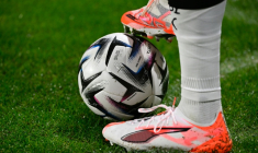 Les crampons d'un joueur et un ballon de football lors d'un match à Metz le 28 novembre 2025 ( AFP / Jean-Christophe VERHAEGEN )