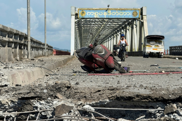 Un pont endommagé après une frappe aérienne militaire à Kyauktaw, dans l'État de Rakhine, le 28 septembre 2026 en Birmanie ( AFP / - )