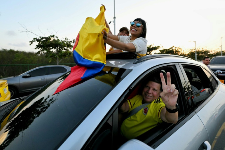Des partisans du candidat Abelardo de la Espriella célèbrent les résultats du premier tour de la présidentielle, à Barranquilla en Colombie, le 31 mai 2026 ( AFP / Rodrigo BUENDIA )