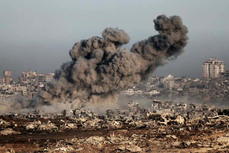 Une photo prise depuis une position à la frontière d'Israël avec la bande de Gaza montre de la fumée s'élevant lors d'une frappe israélienne sur le territoire palestinien, le 17 juillet 2025 ( AFP / Jack GUEZ )